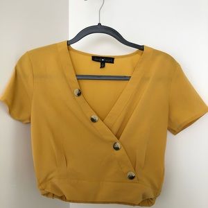 A bundle of 3, size small shirts 💓